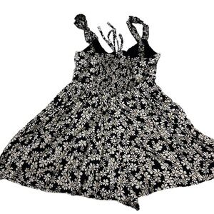 URBAN Outfitters Motif black, white & yellow daisy flowers romper, size XS